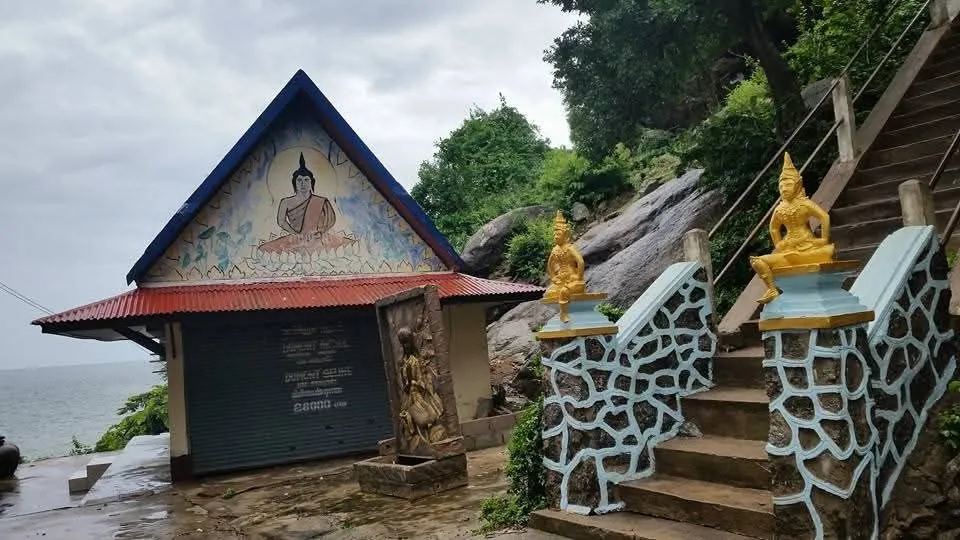 Il tempio di Khao Takiab a Hua Hin, in Thailandia, con la scalinata fiancheggiata da statue dorate e vista sul mare