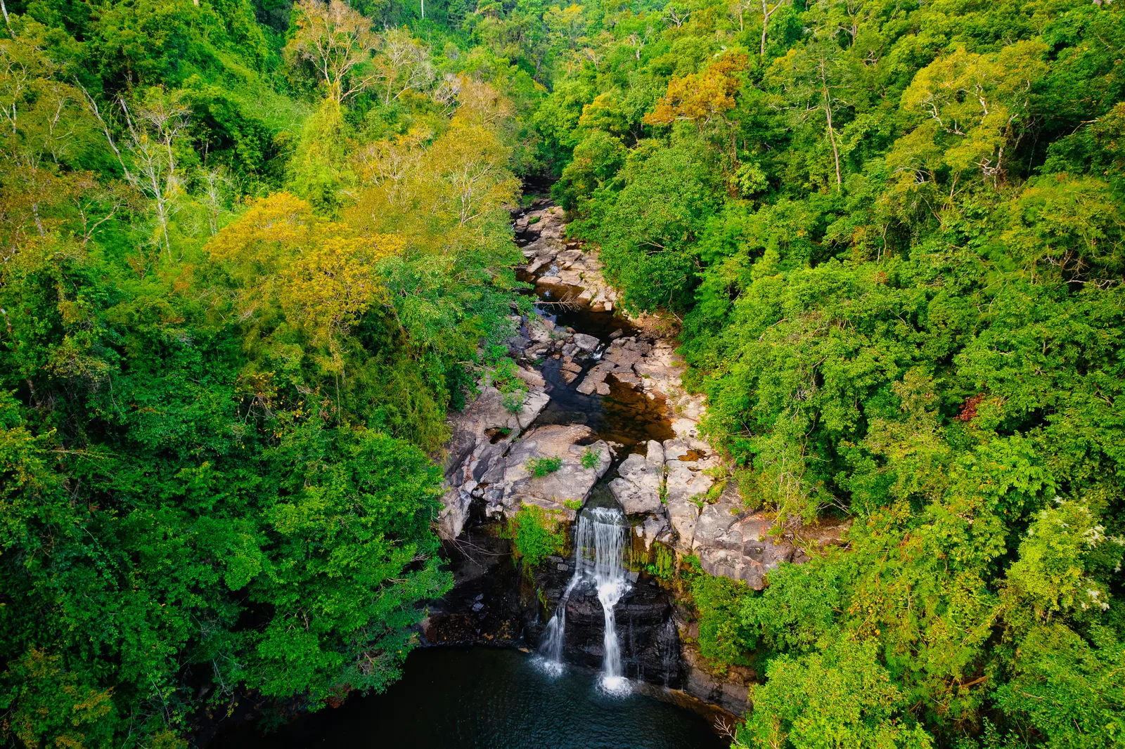 Cascata di Khlong Chao, Koh Kood Cascata di Khlong Chao nella giungla di Koh Kood, vista aerea con piscine naturali