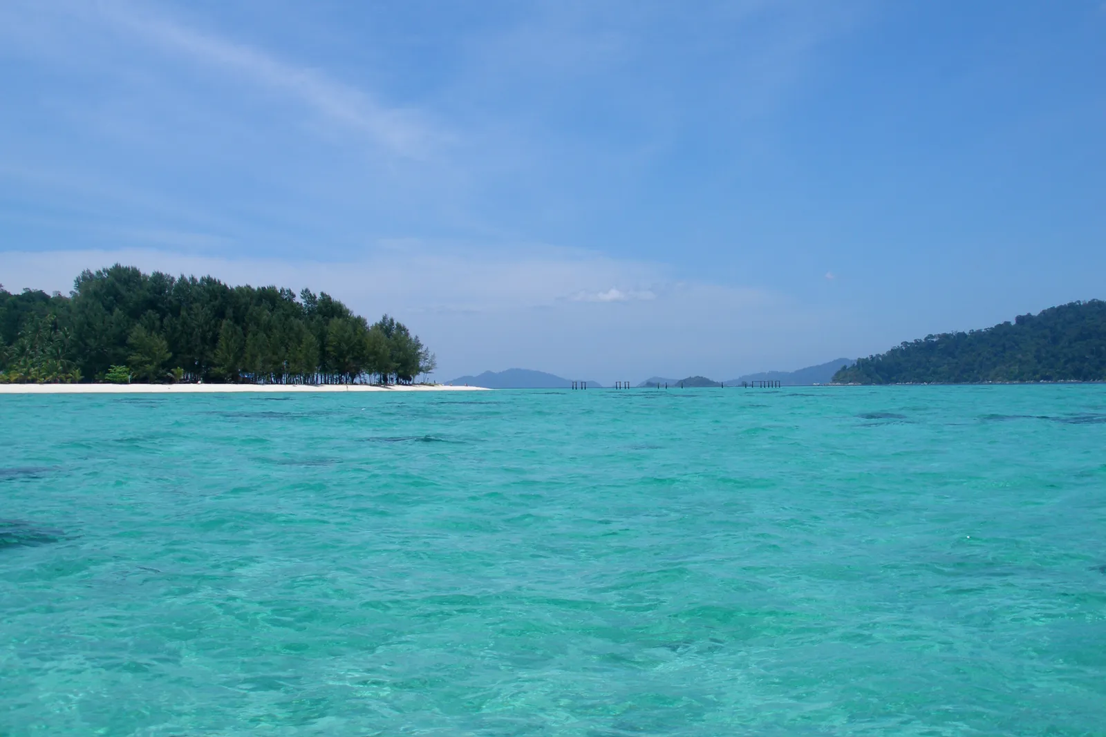 Laguna turchese di Koh Lipe Laguna con acqua turchese e sabbia bianca di Koh Lipe nelle isole Andamane della Thailandia