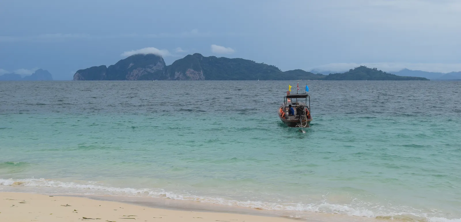 Koh Mook vista dal mare Koh Mook vista dal mare con barca longtail e acqua turchese nelle Andamane thailandesi