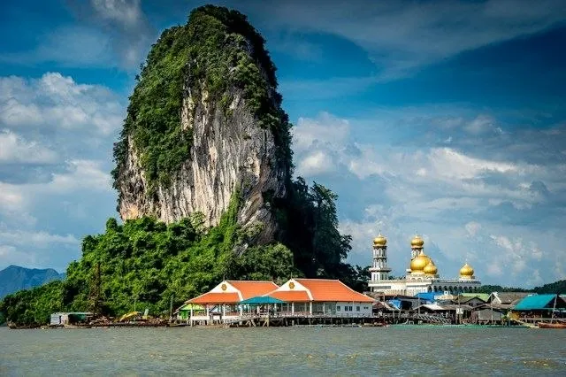 Villaggio di Koh Panyee Il villaggio su palafitte di Koh Panyee nella baia di Phang Nga, con la moschea a cupole dorate e una torre carsica di roccia calcarea alle spalle, tra le isole delle Andamane thailandesi