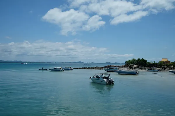 barche pronte per il trasferimento verso koh samet
