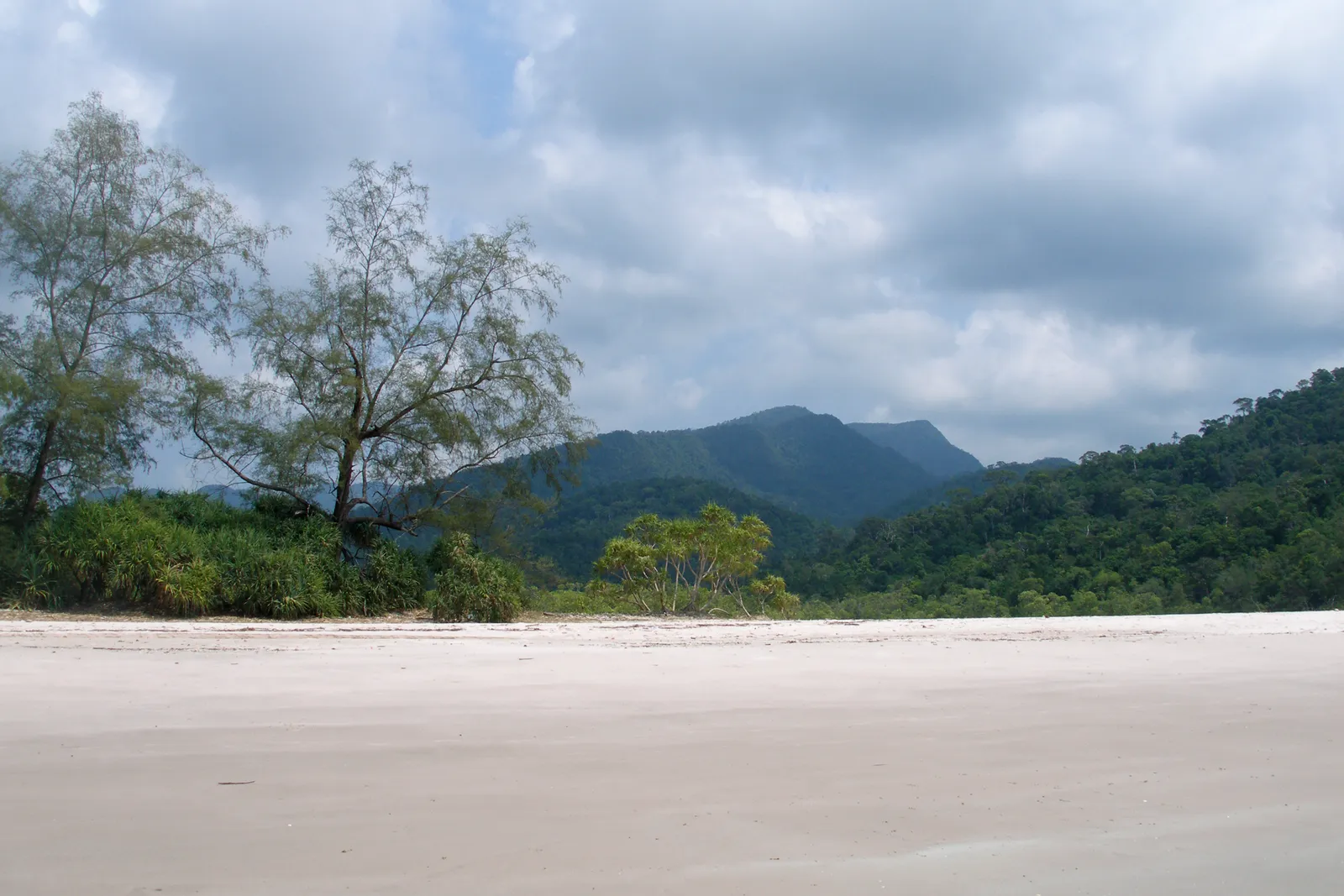 Spiaggia di Ao Son, Koh Tarutao Spiaggia deserta di Ao Son a Koh Tarutao con giungla e montagne nel parco nazionale marino della Thailandia