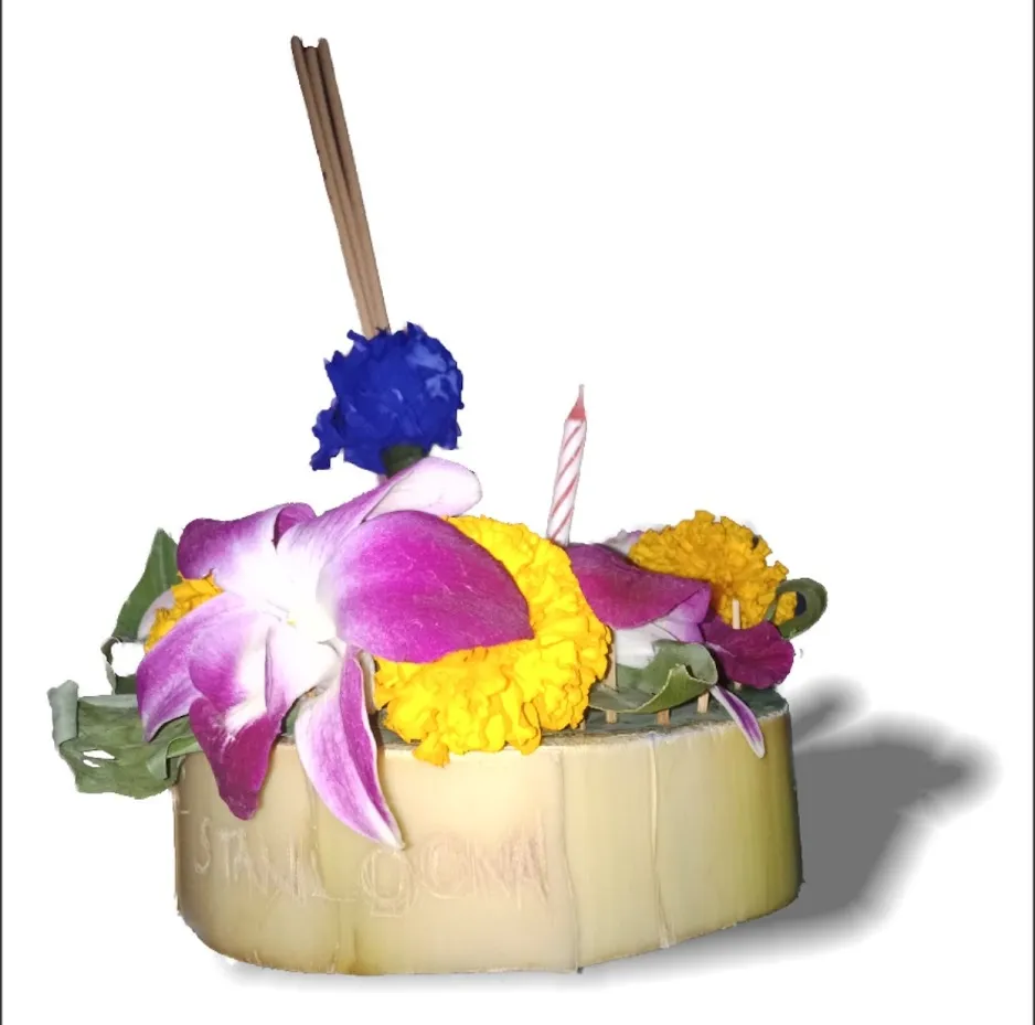 Un krathong tradizionale con fiori e candela Un krathong tradizionale thailandese fatto di tronco di banano con fiori, incenso e candela pronto per il festival Loy Krathong
