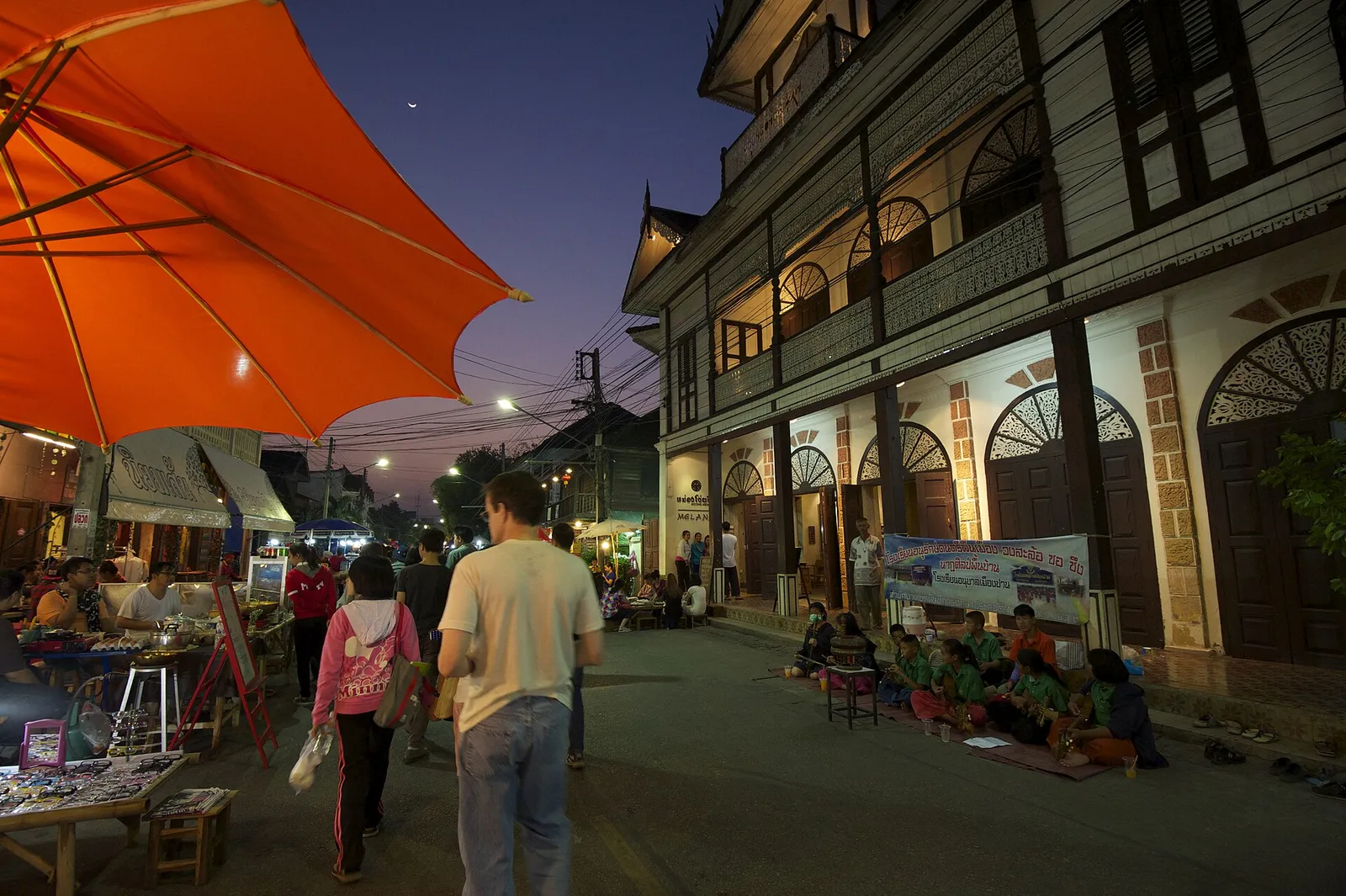 Kad Kong Ta, la città vecchia di Lampang La walking street del mercato di Kad Kong Ta tra gli edifici in teak della città vecchia di Lampang, Thailandia