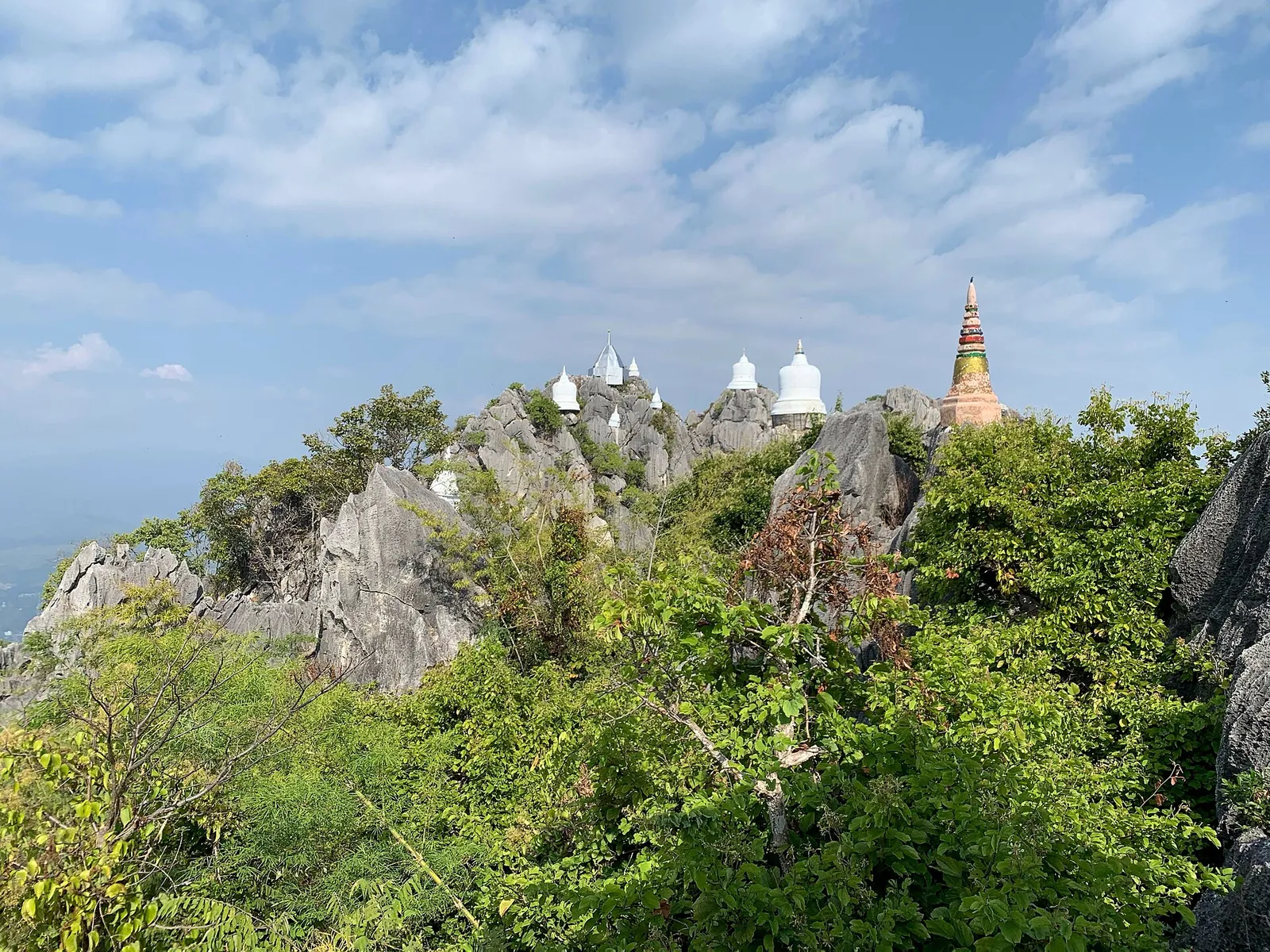 Le pagode fluttuanti del Wat Chaloem Phra Kiat Le pagode bianche e dorate del Wat Chaloem Phra Kiat sulle cime calcaree della provincia di Lampang, Thailandia