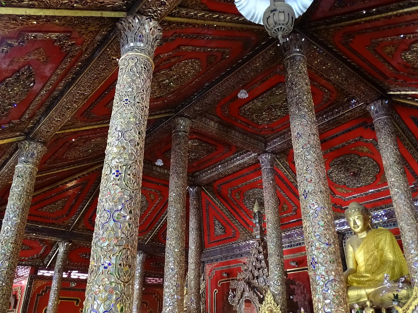 L'interno in teak del Wat Si Rong Mueang L'interno del viharn in teak del Wat Si Rong Mueang a Lampang, Thailandia, con colonne decorate e soffitto rosso in stile birmano