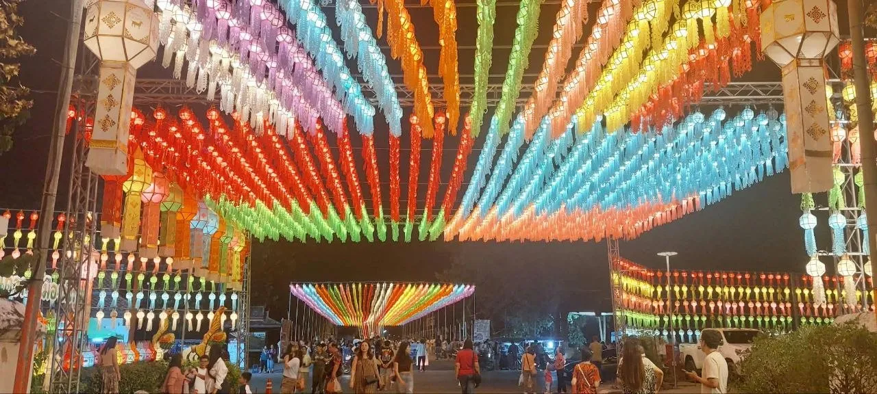 Le lanterne colorate del Festival delle 100.000 Lanterne a Lamphun Migliaia di lanterne colorate sospese sopra una via di Lamphun durante il Festival delle 100.000 Lanterne