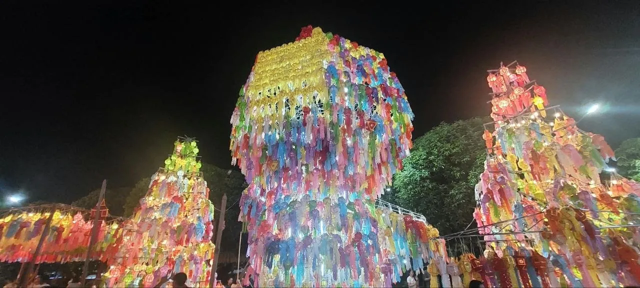 Le lanterne del Festival delle 100.000 Lanterne a Wat Phra That Hariphunchai Lanterne colorate che ricoprono le strutture del tempio di Wat Phra That Hariphunchai durante il Festival delle 100.000 Lanterne a Lamphun