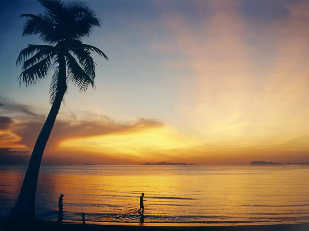 Tramonto sulla spiaggia di Lipa Noi a Koh Samui, Thailandia