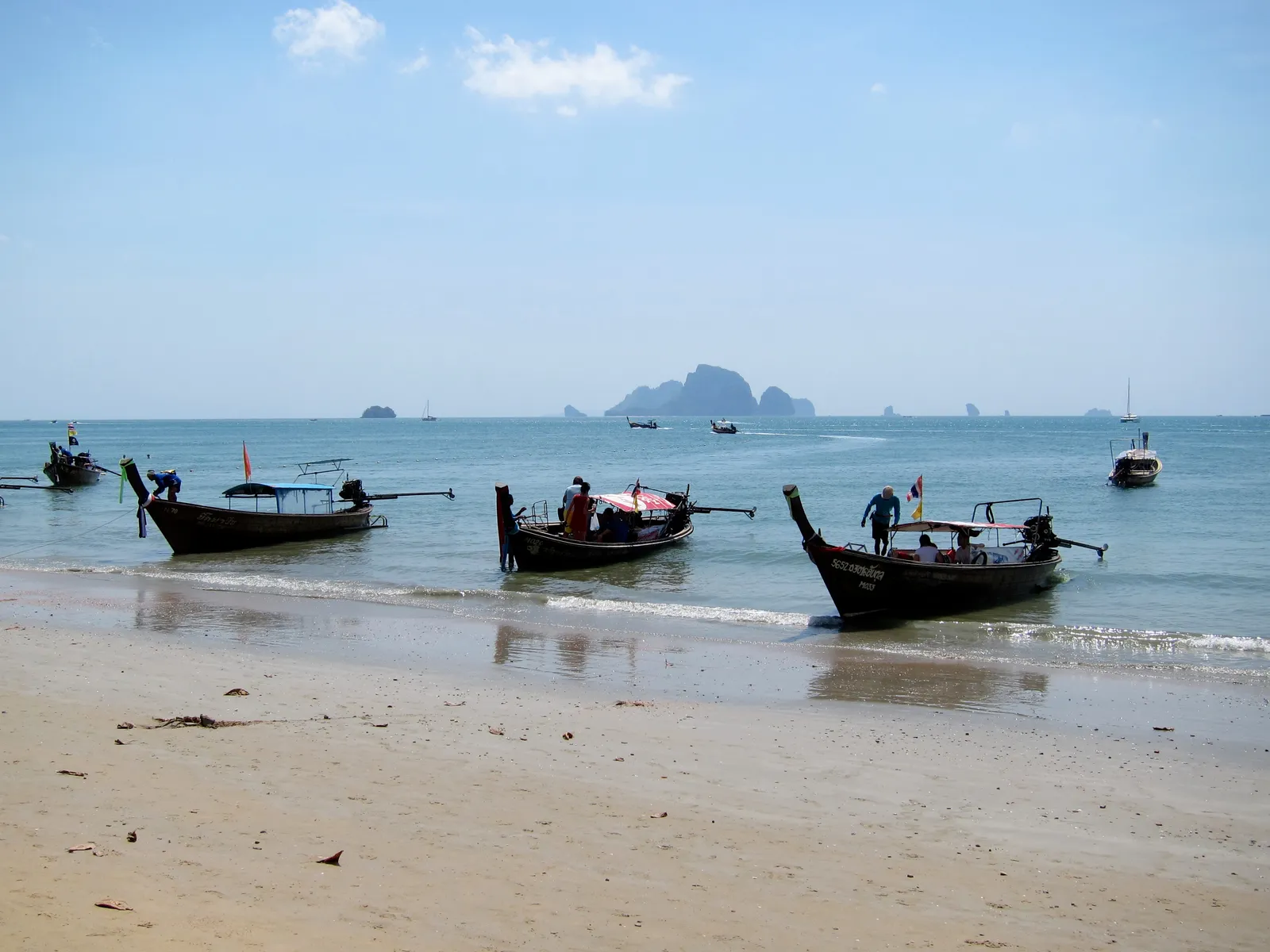 Longtail boat ad Ao Nang Longtail boat ad Ao Nang, in provincia di Krabi: le barche tradizionali thailandesi per le tratte corte tra le isole
