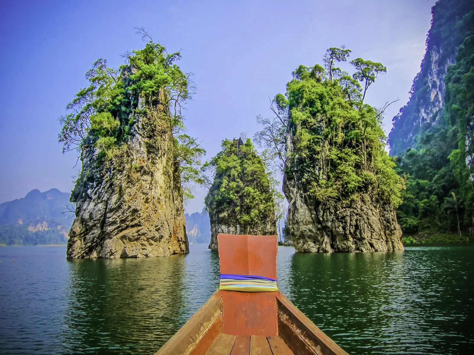 Longtail boat sul lago Cheow Lan, Khao Sok Longtail boat sul lago Cheow Lan con torri carsiche a Khao Sok