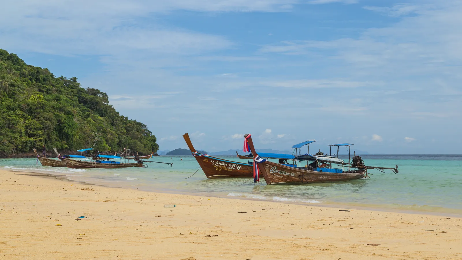Spiaggia di Loh Moo Dee Barche longtail ormeggiate sulla spiaggia di Loh Moo Dee a Koh Phi Phi Don, Thailandia