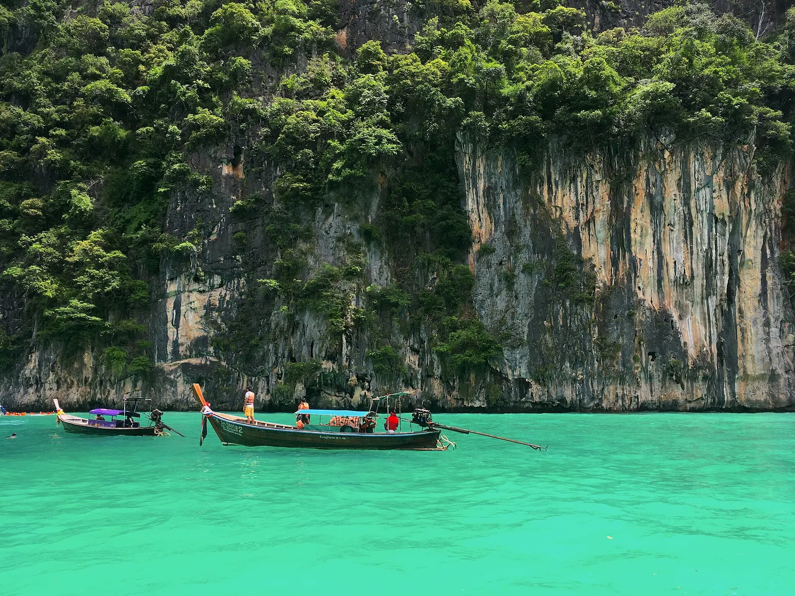 Pileh Lagoon, Phi Phi Leh Longtail boat nella Pileh Lagoon di Phi Phi Leh, una delle tappe dei tour dopo la visita a Maya Bay