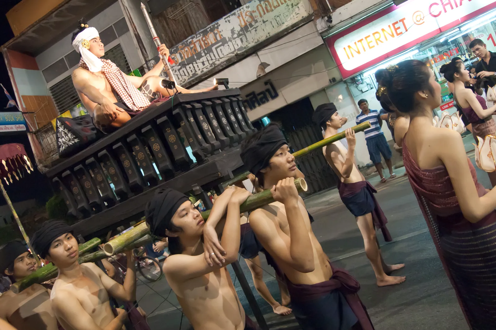 Lanterne galleggianti durante il festival di Loy Krathong a Chiang Mai