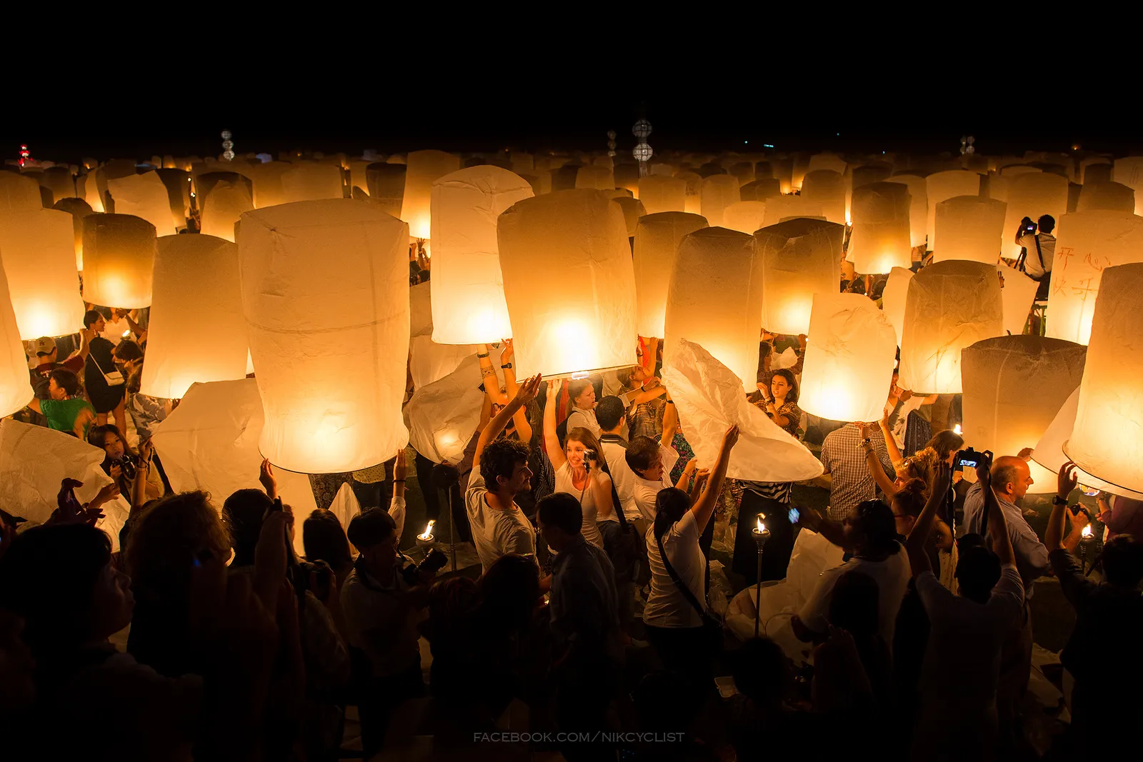 Le lanterne volanti dello Yi Peng a Chiang Mai Migliaia di lanterne volanti illuminate salgono nel cielo notturno durante il festival Yi Peng a Chiang Mai in Thailandia