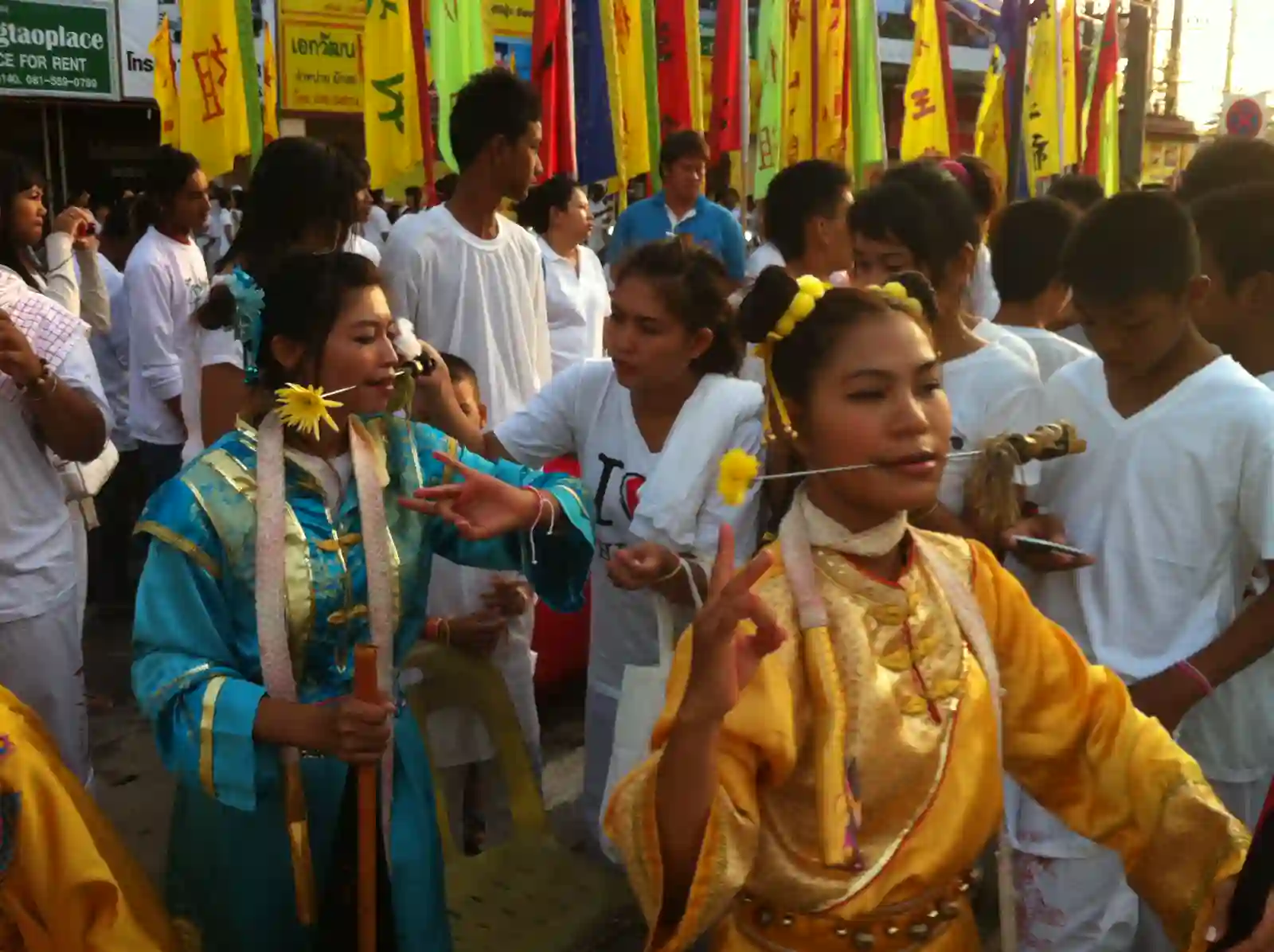 Mah song con piercing alle guance durante il festival vegetariano di Phuket in Thailandia