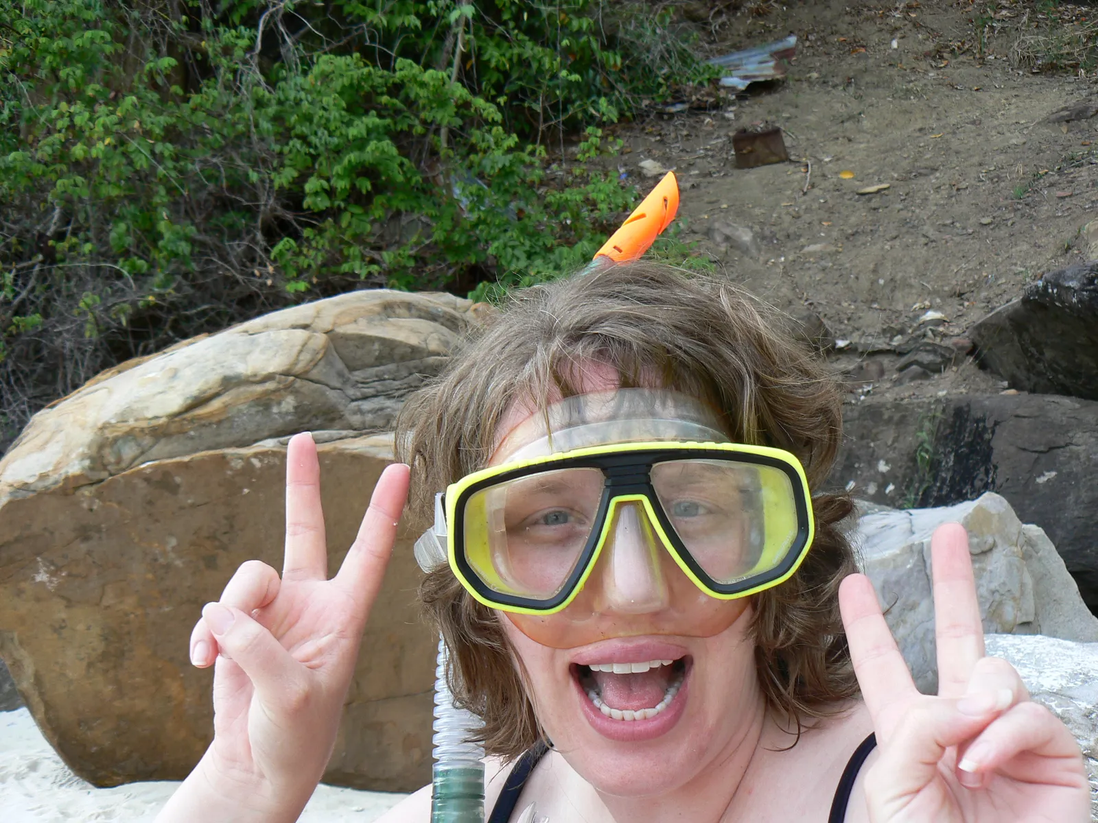 Maschera da snorkeling per nuotare tra i pesci tropicali del mare della Thailandia