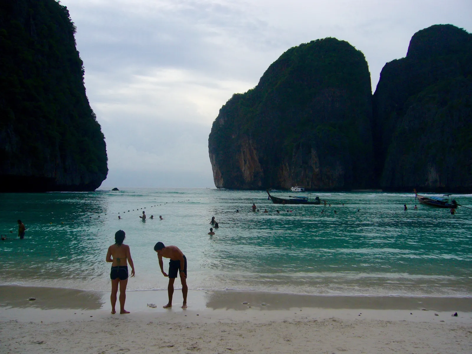 Maya Bay, Koh Phi Phi Maya Bay a Koh Phi Phi, Thailandia, la famosa baia circondata da falesie di calcare con acqua color smeraldo