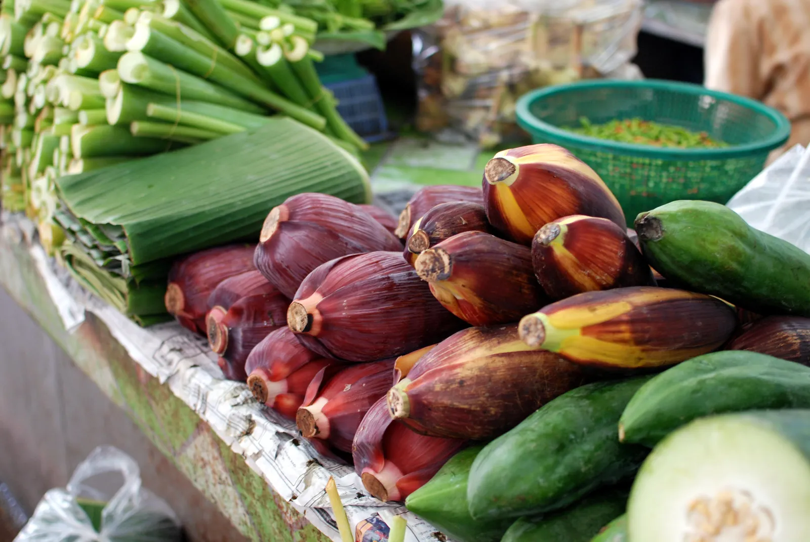 Ingredienti al mercato Thanin di Chiang Mai Fiori di banano e verdure fresche al mercato Thanin di Chiang Mai, ingredienti della cucina thailandese