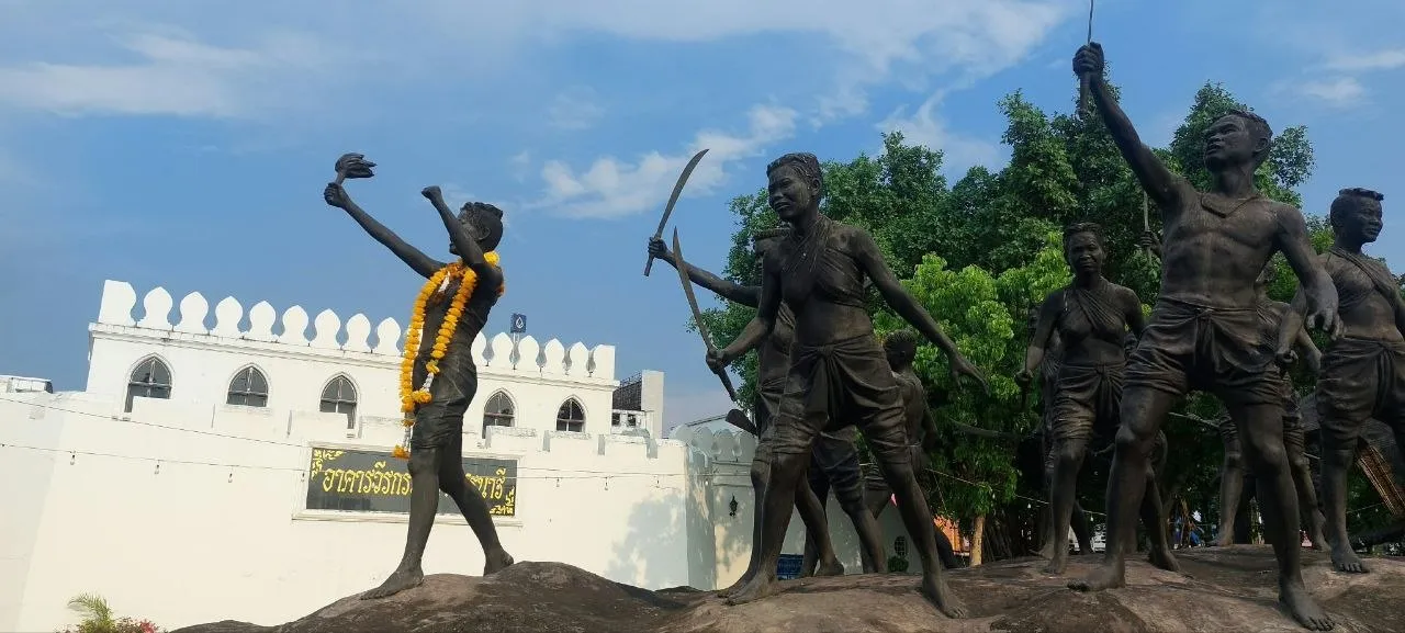 Il monumento di Thao Suranari (Yamo) a Korat, con le statue dei guerrieri e le ghirlande di fiori gialli offerte dai visitatori, nel nord-est della Thailandia