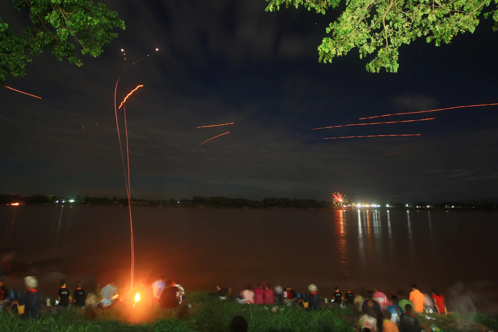 La notte dei Naga Fireballs sul fiume Mekong Folla in attesa sulla sponda del fiume Mekong durante la notte del festival Naga Fireballs in Thailandia