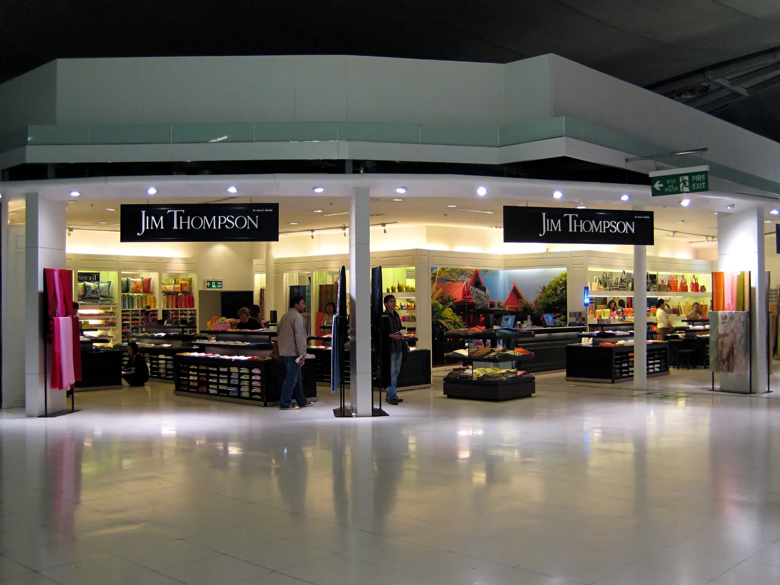 Negozio di seta thailandese Jim Thompson in aeroporto, con sciarpe e cuscini colorati