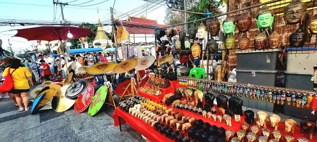 Night Bazaar di Chiang Mai, bancarelle di souvenir Bancarelle di souvenir e artigianato al mercato notturno Night Bazaar di Chiang Mai