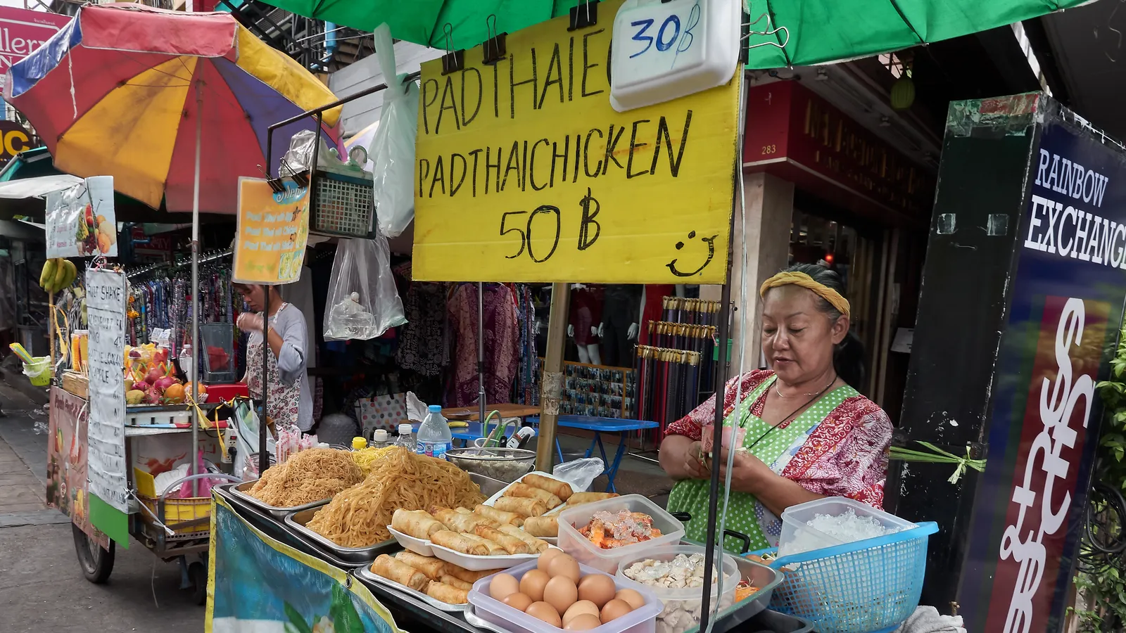 Pad thai cucinato al wok Pad thai appena cucinato nel wok in una cucina di Bangkok, noodles saltati con gamberi