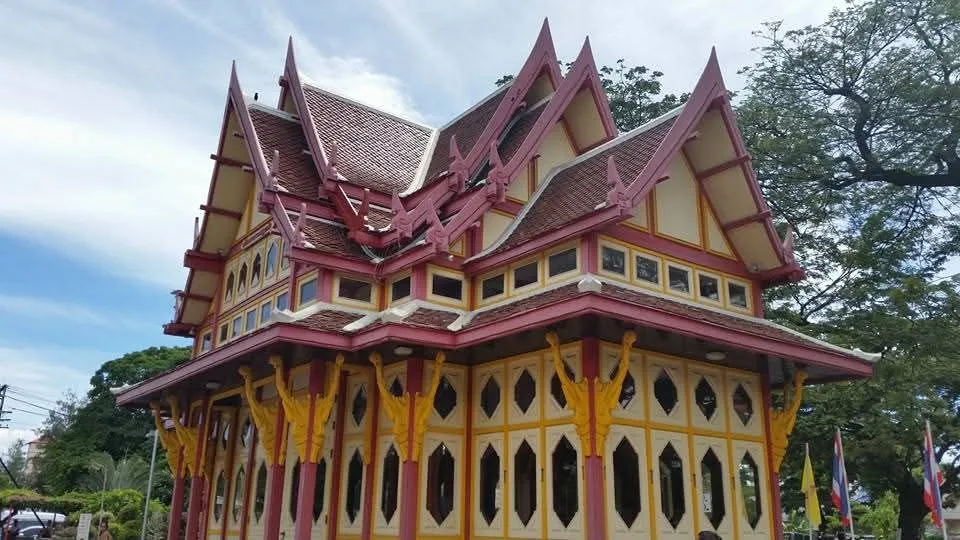 Il padiglione reale in legno della stazione ferroviaria di Hua Hin, in Thailandia