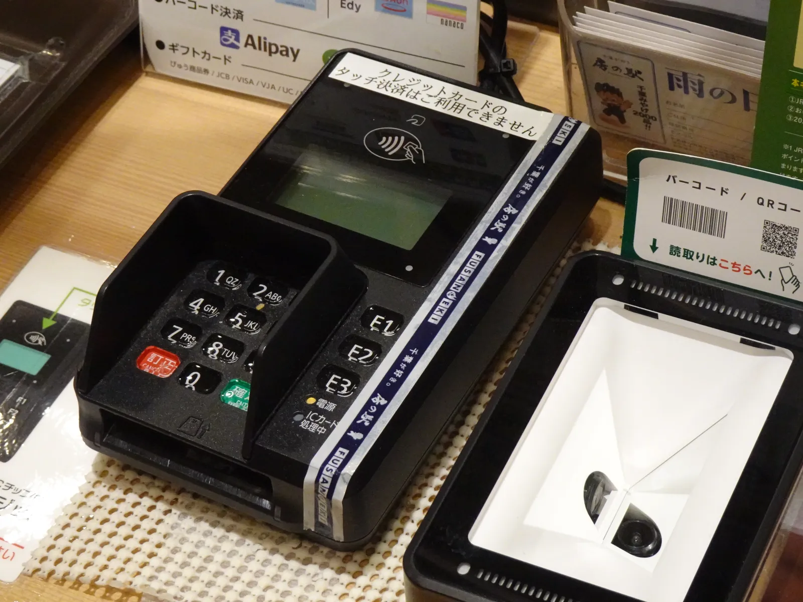 Terminale per pagamenti con carta e codice QR in un negozio in Thailandia