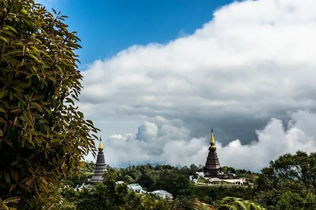 Le pagode reali del Doi Inthanon sopra le nuvole Le due pagode reali di Doi Inthanon emergono dalle nuvole sopra la foresta di montagna