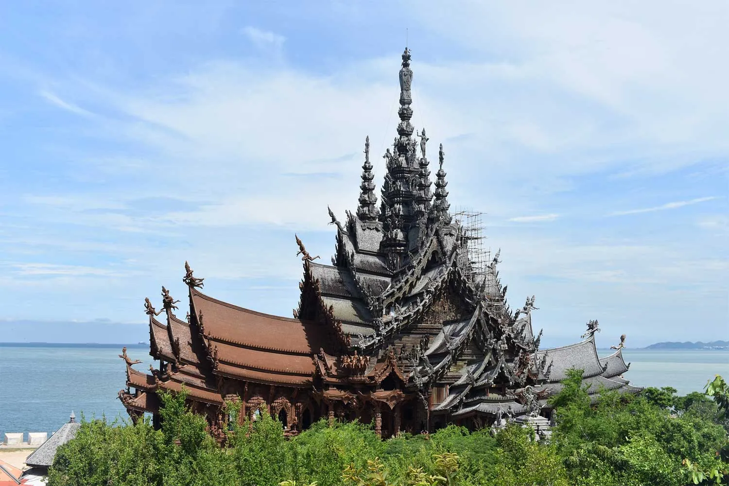 il particolare tempio dells verità a pattaya