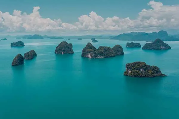 il mar delle andamane punteggiato di isole