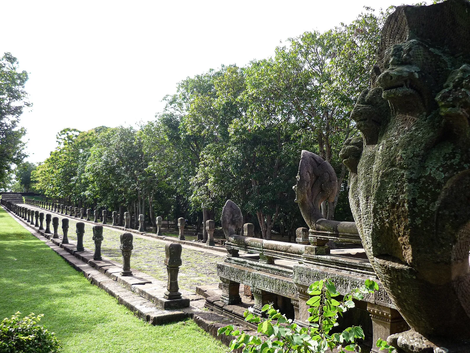 Il viale processionale con statue di naga del tempio khmer di Phanom Rung, in provincia di Buriram, nel nord-est della Thailandia