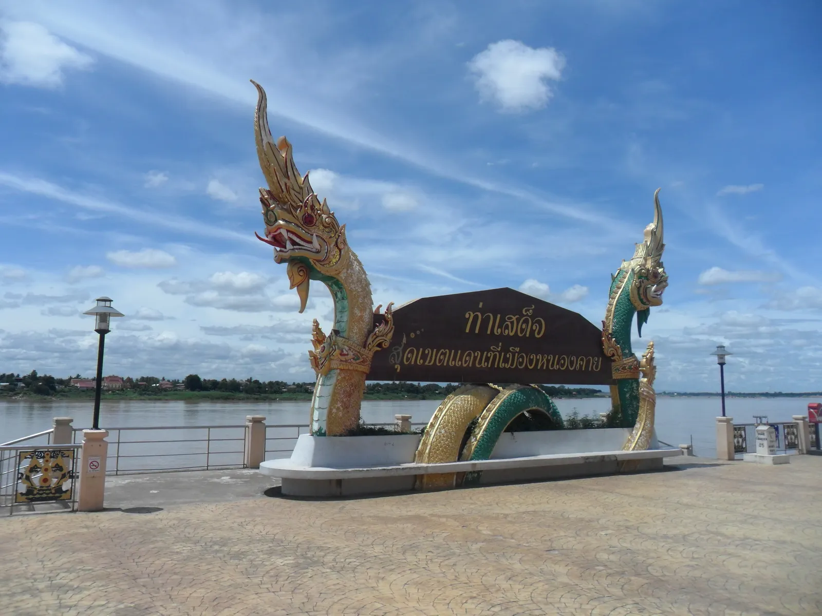 Il Phaya Naga sul lungofiume di Nong Khai Statua del Phaya Naga sulla passeggiata del lungofiume Mekong a Nong Khai, in Thailandia del nord-est