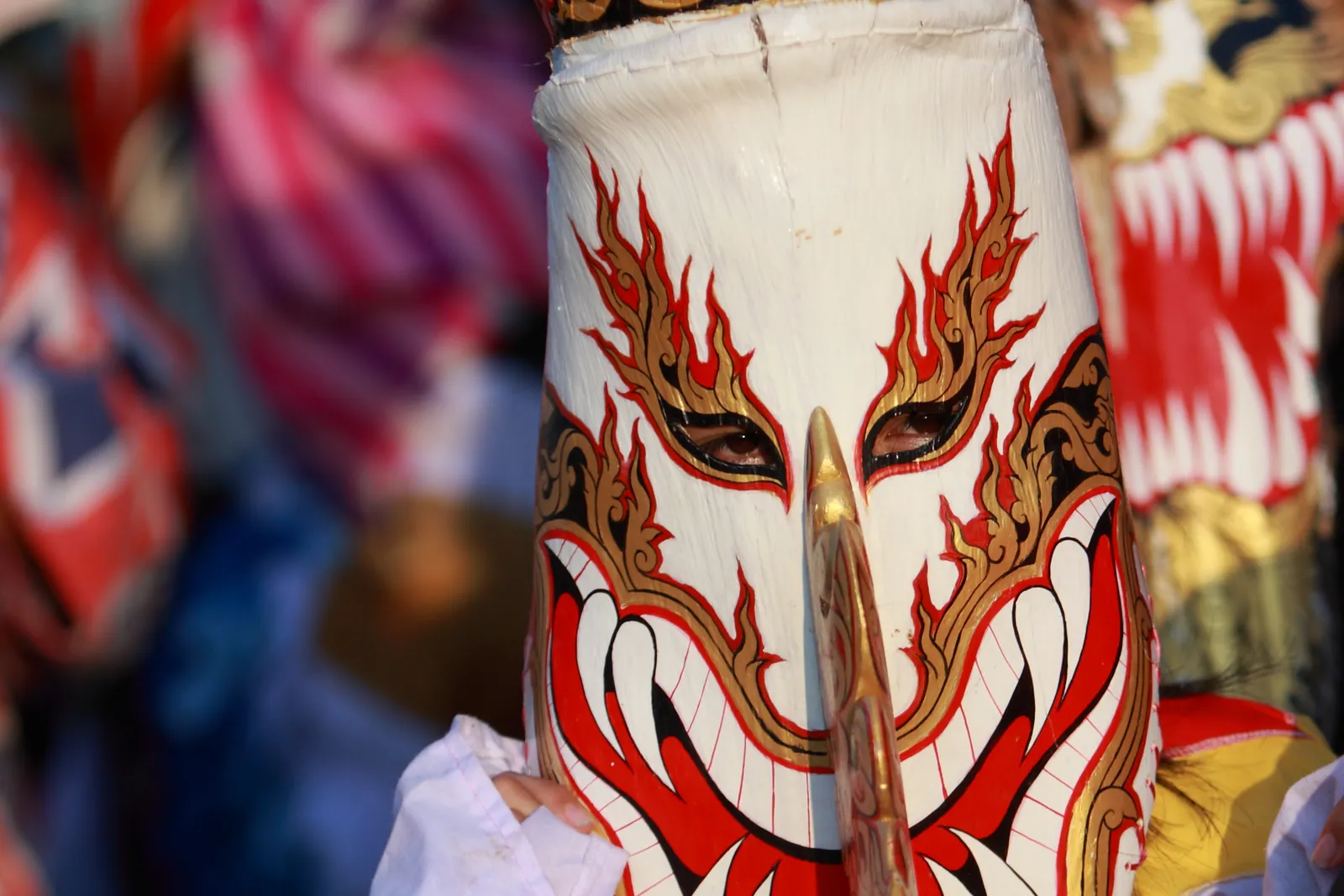 Una maschera di Phi Ta Khon durante la sfilata Maschera tradizionale di Phi Ta Khon dipinta a mano con naso lungo di legno durante la sfilata del festival a Dan Sai, in Thailandia