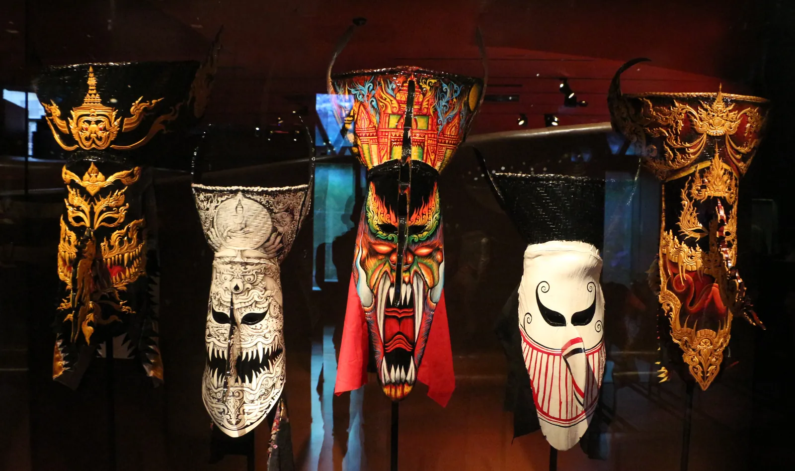 Maschere tradizionali di Phi Ta Khon esposte in museo Maschere tradizionali di Phi Ta Khon esposte in un museo, con corone dorate e lunghe facce dipinte a mano