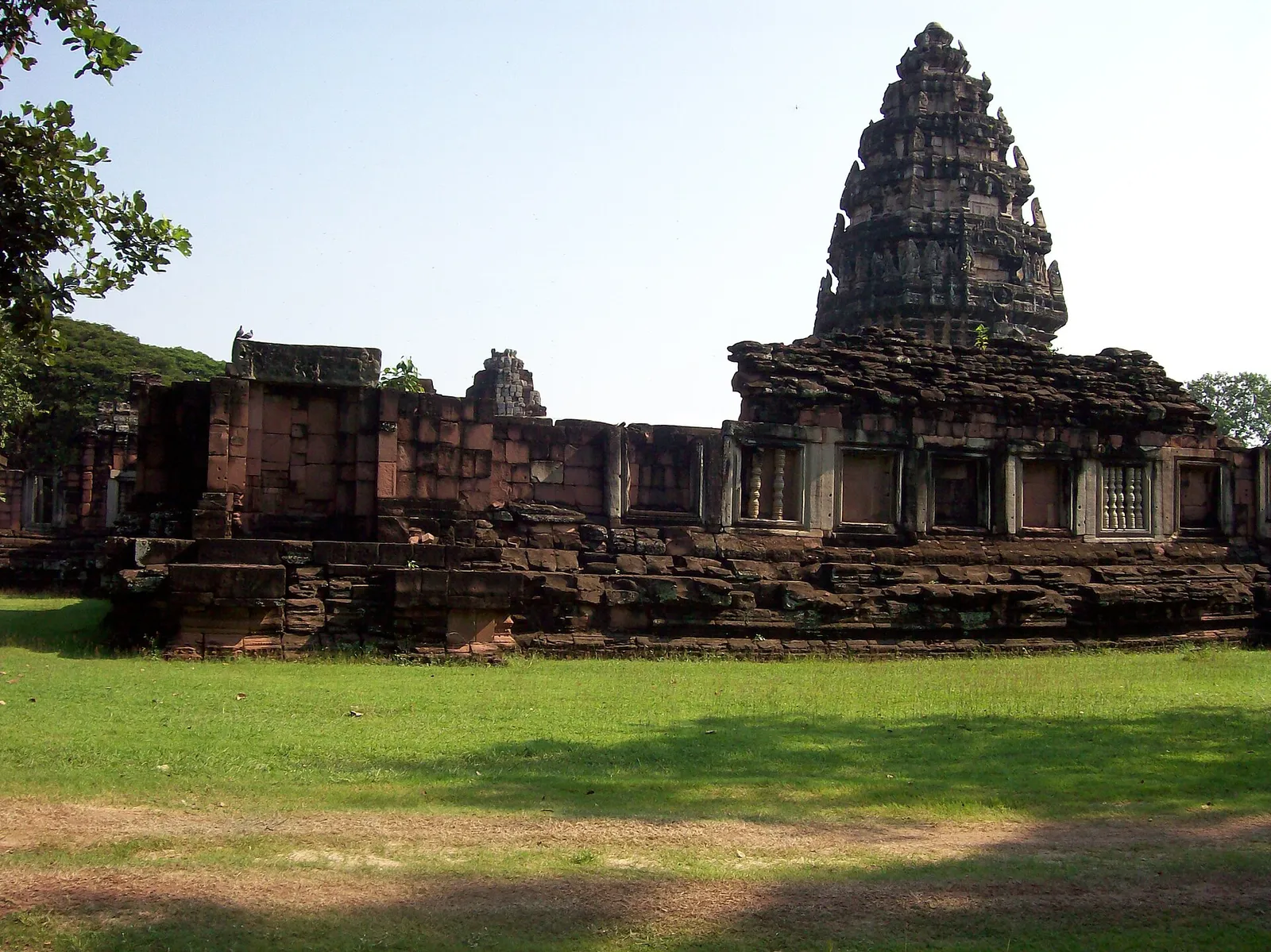 Il prang principale del tempio khmer di Phimai, nel parco archeologico della provincia di Nakhon Ratchasima, nell'Isan