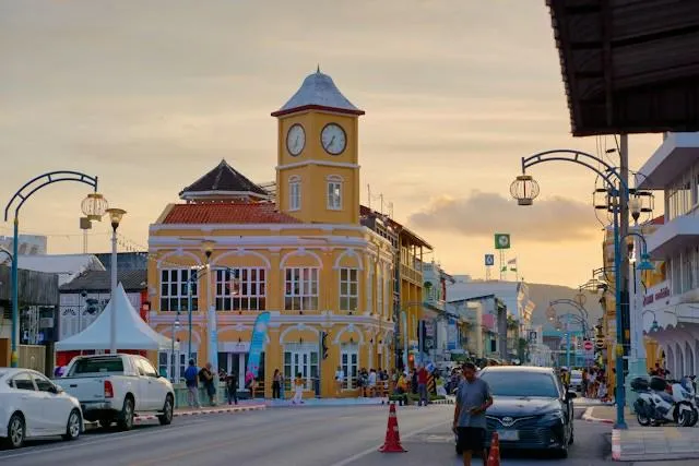 Torre dell'orologio e caseggiati sino-portoghesi nel centro storico di Phuket Town al tramonto