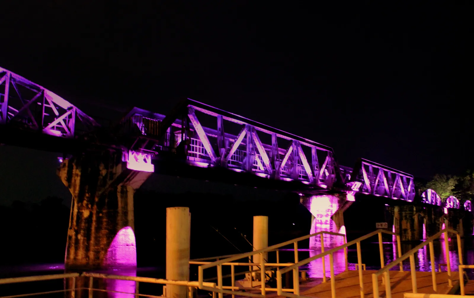 Il ponte del fiume Kwai illuminato di notte Il ponte sul fiume Kwai illuminato di notte durante la River Kwai Bridge Week a Kanchanaburi, in Thailandia
