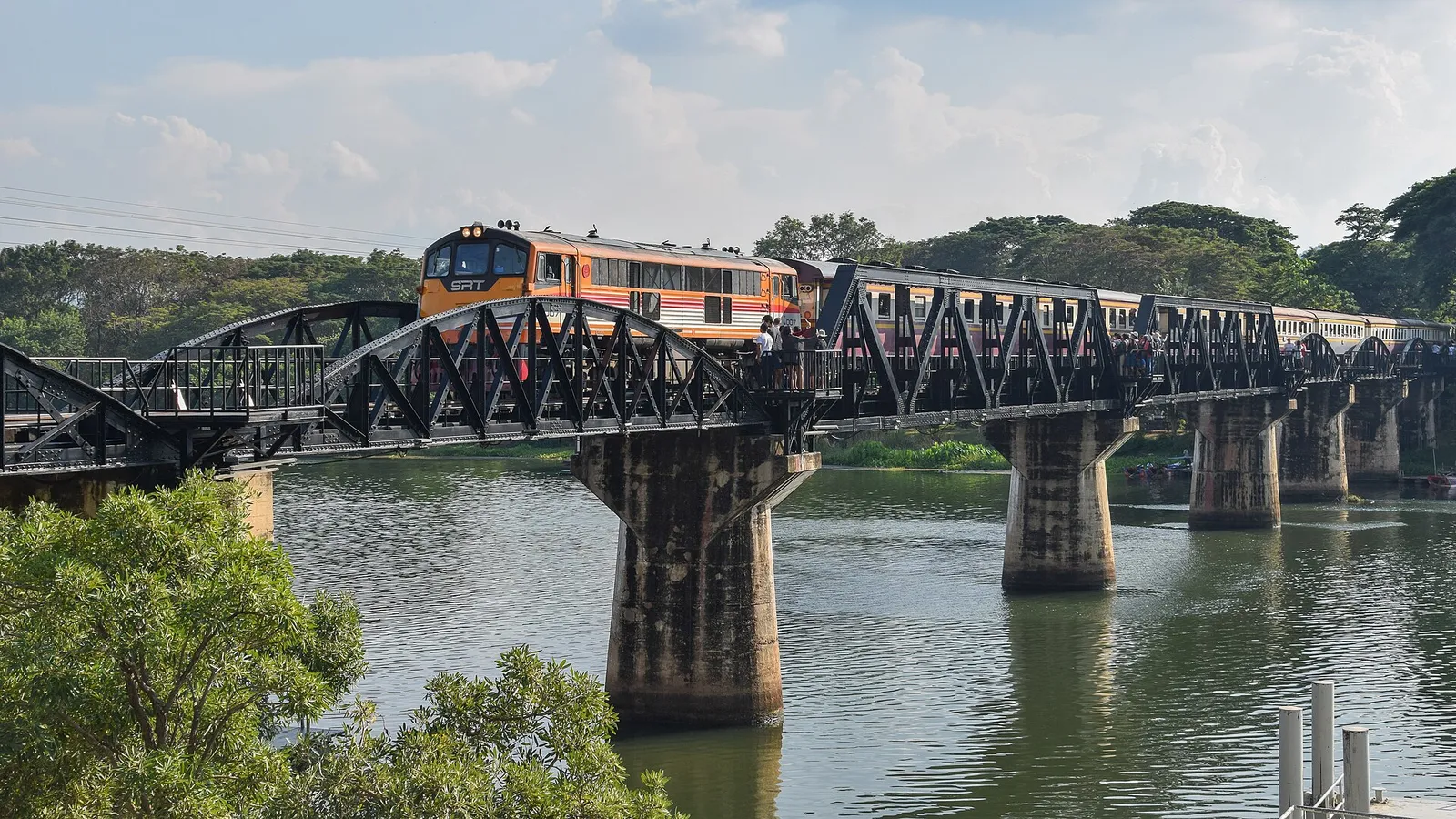 Il ponte sul fiume Kwai Il ponte sul fiume Kwai a Kanchanaburi in Thailandia, con i binari della ferrovia della morte che attraversano il fiume