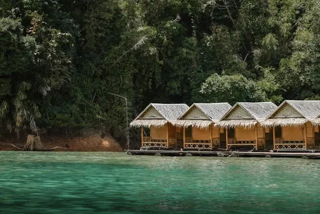 Raft house sul lago Cheow Lan Bungalow galleggianti raft house sul lago Cheow Lan a Khao Sok