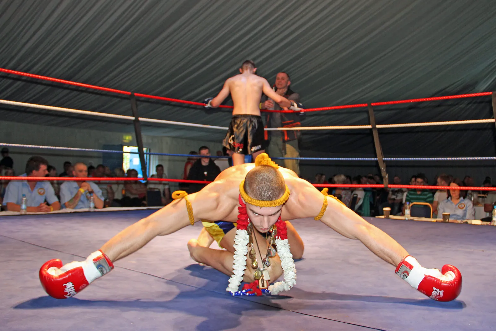 Il rito del wai khu, la danza rituale prima di un incontro di Muay Thai in Thailandia