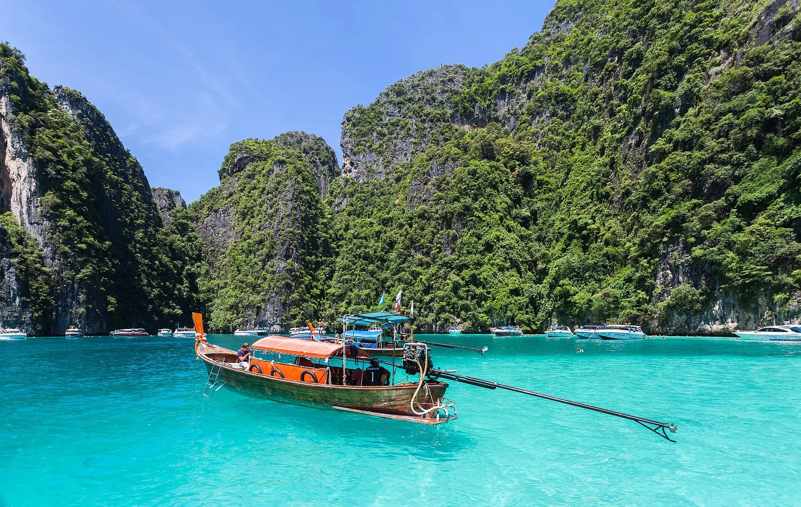 Scogliere di Koh Phi Phi Leh Scogliere di calcare e mare turchese di Koh Phi Phi Leh, l'isola di Maya Bay nel parco nazionale thailandese