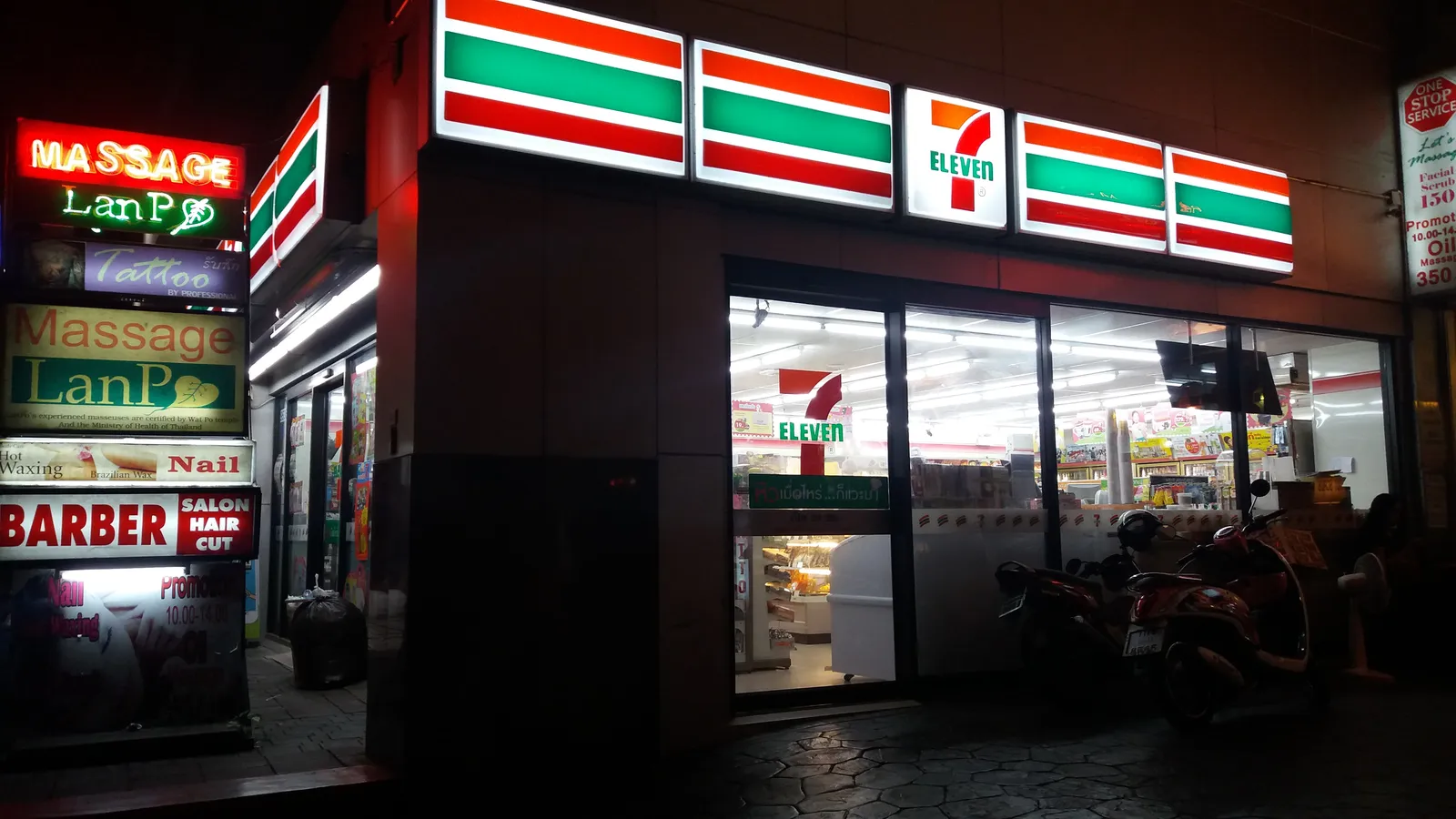 Un 7-Eleven a Bangkok, Thailandia, dove comprare una SIM card turistica a prezzi più bassi