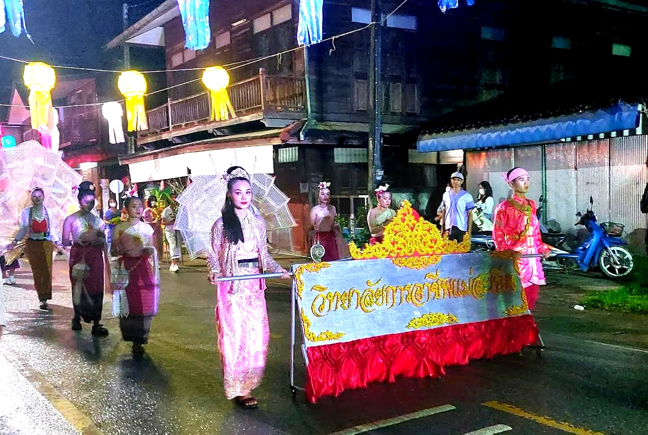 La sfilata notturna con lanterne e candele durante il festival Ok Wa a Mae Sariang, nel circuito di Mae Hong Son