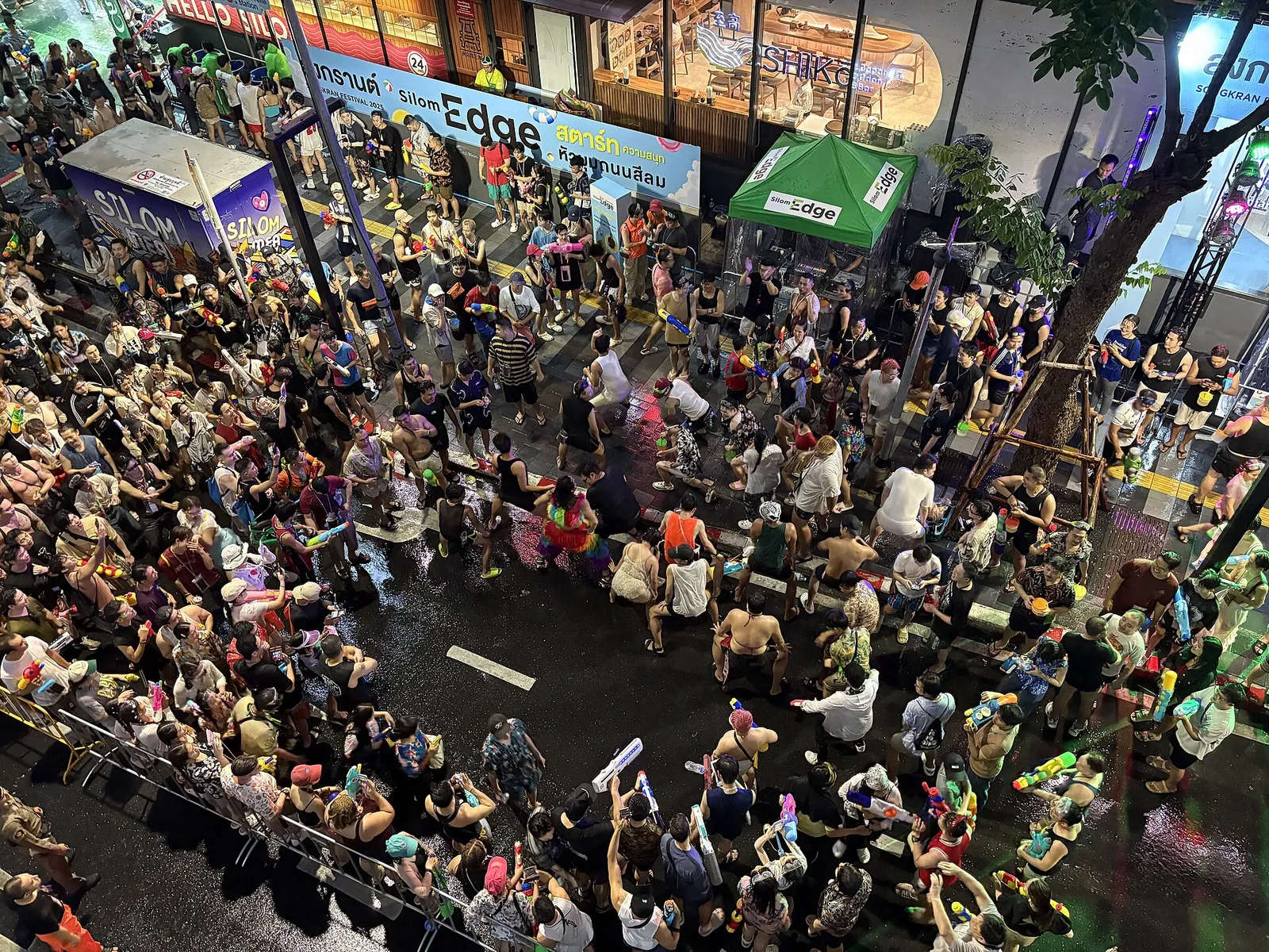 Festa dell'acqua del Songkran in strada a Bangkok, il capodanno thailandese