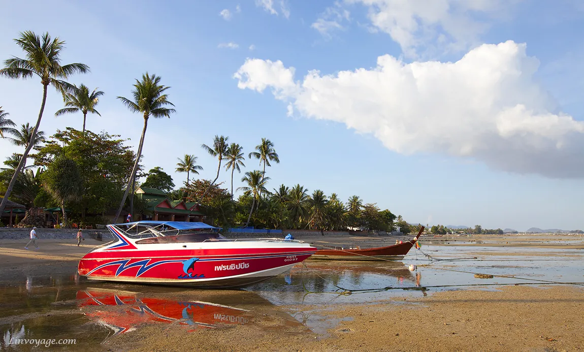 Speedboat all'alba nel porto di Rawai a Phuket, tra le mete di mare più amate della Thailandia