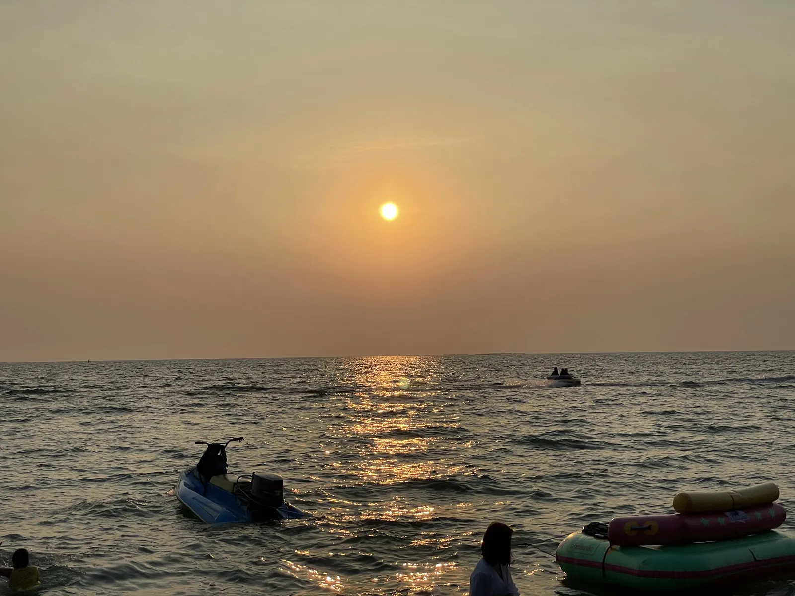 Tramonto sulla spiaggia di Bang Saen Tramonto sul mare della spiaggia di Bang Saen in provincia di Chonburi